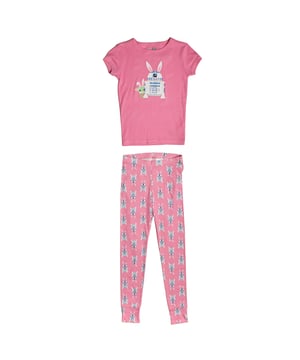 Star Wars GAP Langer Pyjama für Mädchen mit R2-D2 und Baby Yoda Aufdruck

 Dieses lange Pyjama-Set für Mädchen von GAP vereint Komfort und Spaß mit einem von Star Wars inspirierten Design. Das Set besteht aus einem kurzärmligen Oberteil mit einer Frontillustration von R2-D2 und Baby Yoda mit Hasenohren sowie einer passenden langen Hose mit einem sich wiederholenden Aufdruck. Aus weicher Baumwolle gefertigt, ist es perfekt für fantasievolle Nächte.

 Details:
 Kleidungstyp: Zweiteiliger langer Pyjama für Mädchen.
 Design: R2-D2 und Baby Yoda mit Ohren auf der Brust; wiederholter Druck auf der Hose.
 T-Shirt: Kurze Ärmel und Rundhalsausschnitt.
 Hose: Lang mit elastischem Bund.
 Material: Weiche und dehnbare Baumwolle.

 Ein bezauberndes und bequemes Pyjama-Set für Mädchen, perfekt zum Träumen von Abenteuern in weit, weit entfernten Galaxien.
 Komposition: 100% Baumwolle
 Pflege:
Maschinenwäsche in kaltem Wasser.
 Verwenden Sie kein Bleichmittel.
 An der Luft trocknen.
 Bei niedriger Temperatur bügeln.