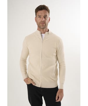 Entdecken Sie die Herrenstrickjacke mit Stehkragen von Felix Hardy, wo Eleganz auf modernen Stil trifft. Die komplett aus 100% Baumwolle gefertigte Strickjacke verkörpert das Engagement von Felix Hardy für hochwertige Handwerkskunst und natürliche Materialien. Mit ihrem geraden Schnitt verbindet sie mühelos Raffinesse mit Komfort und bietet eine leichte Textur und atmungsaktives Material für den ganztägigen Gebrauch. Diese Strickjacke ist ideal für den täglichen Gebrauch und lässt sich nahtlos von der Freizeit bis zum Beruf tragen. Ob über einem Hemd für einen raffinierten Look oder mit Jeans oder Chinos für einen lässigen Look, sie ist ein vielseitiges Grundelement der Garderobe. Erhältlich in einer Reihe von Farben, die zu Ihrem persönlichen Stil passen, und pflegeleicht mit maschinenwaschbaren Eigenschaften, behält diese Strickjacke ihre Form und Farbe nach jeder Wäsche.
