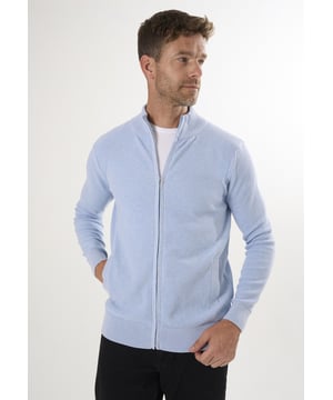 Entdecken Sie die Herrenstrickjacke mit Stehkragen von Felix Hardy, wo Eleganz auf modernen Stil trifft. Die komplett aus 100% Baumwolle gefertigte Strickjacke verkörpert das Engagement von Felix Hardy für hochwertige Handwerkskunst und natürliche Materialien. Mit ihrem geraden Schnitt verbindet sie mühelos Raffinesse mit Komfort und bietet eine leichte Textur und atmungsaktives Material für den ganztägigen Gebrauch. Diese Strickjacke ist ideal für den täglichen Gebrauch und lässt sich nahtlos von der Freizeit bis zum Beruf tragen. Ob über einem Hemd für einen raffinierten Look oder mit Jeans oder Chinos für einen lässigen Look, sie ist ein vielseitiges Grundelement der Garderobe. Erhältlich in einer Reihe von Farben, die zu Ihrem persönlichen Stil passen, und pflegeleicht mit maschinenwaschbaren Eigenschaften, behält diese Strickjacke ihre Form und Farbe nach jeder Wäsche.