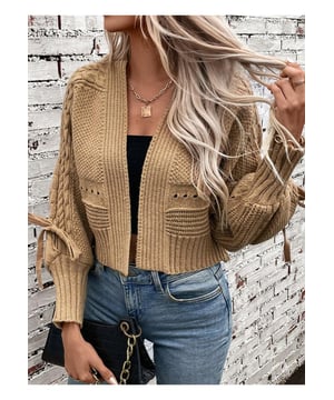 Zopfstrick.
  Vorne offen gebunden.
  Leicht dehnbar.
  Laternenarmel.
  100 % Polyester.
  Maschinenwasche kalt; Trockner bei niedriger Temperatur.
  Importiert.