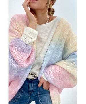 Basic.
  Style.
  Leicht dehnbar.
  Materialzusammensetzung: 58% Acryl 9% Nylon 29% Polyester 4% Wolle.
  Pflegehinweis: Maschinenwasche kalt Tiefkuhl im Trockner.
  Offenes Frontdesign.
  Uberschnittene Schulterarmel.
  Farbverlaufsmuster.
  Importiert.