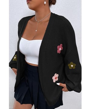 Bloemen Applique Drop Shoulder Open Front Cardigan
  Basisstijl
  Licht rekbaar
  100% acryl
  Machinewas koud droogtrommel laag
  Geimporteerd
  Maat S: Toplengte 244 inch Schouder 232 inch Buste 433 inch Mouwlengte 193 inch
  Maat M: Toplengte 252 inch Schouder 244 inch Buste 457 inch Mouwlengte 193 inch
  Maat L: Toplengte 26 inch  Schouder 256 inch buste 48 inch mouwlengte 193 inch
  Maat XL: toplengte 268 inch schouder 272 inch buste 512 inch mouwlengte 193 inch