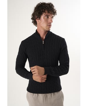 Der Felix Hardy Cable Knit Half Zipper Pullover für Herren ist ein raffiniertes Grundnahrungsmittel, das traditionelle Textur mit moderner Leichtigkeit verbindet. Der Pullover ist aus einer hochwertigen Baumwoll-Acryl-Mischung gefertigt und verfügt über ein klassisches Zopfmuster, das dem Design Tiefe und Dimension verleiht. Der Halsausschnitt mit halbem Reißverschluss bietet ein vielseitiges Styling und einfaches Layering, während gerippte Bündchen und Saum für eine sichere, strukturierte Passform sorgen. Der Pullover ist ideal für die Übergangszeit und bietet die perfekte Balance zwischen Komfort, Wärme und schlichter Eleganz - und ist damit ein ideales Kleidungsstück für legere und lässige Looks.