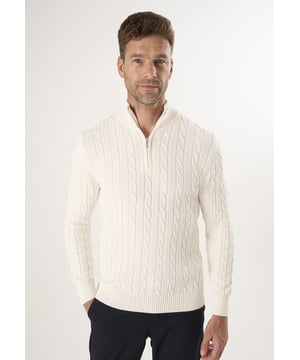 Der Felix Hardy Cable Knit Half Zipper Pullover für Herren ist ein raffiniertes Grundnahrungsmittel, das traditionelle Textur mit moderner Leichtigkeit verbindet. Der Pullover ist aus einer hochwertigen Baumwoll-Acryl-Mischung gefertigt und verfügt über ein klassisches Zopfmuster, das dem Design Tiefe und Dimension verleiht. Der Halsausschnitt mit halbem Reißverschluss bietet ein vielseitiges Styling und einfaches Layering, während gerippte Bündchen und Saum für eine sichere, strukturierte Passform sorgen. Der Pullover ist ideal für die Übergangszeit und bietet die perfekte Balance zwischen Komfort, Wärme und schlichter Eleganz - und ist damit ein ideales Kleidungsstück für legere und lässige Looks.