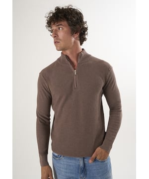 Entdecken Sie den Felix Hardy Herrenpullover mit Stehkragen und halbem Reißverschluss, der Stil und Komfort nahtlos miteinander verbindet. Dieser Pullover aus 100 % Baumwolle ist ein Beispiel für das Engagement von Felix Hardy für hochwertige Handwerkskunst und natürliche Materialien. Er hat einen geraden Schnitt für eine moderne Ästhetik und einen halben Reißverschluss für zusätzlichen Komfort. Der Pullover eignet sich perfekt für den Alltag und bietet ganztägigen Tragekomfort sowie einen eleganten, bürotauglichen Look. Er ist auch ein vielseitiges Kleidungsstück für kühleres Wetter oder die Übergangszeit. Kombinieren Sie ihn mühelos mit Chinos oder Jeans für ein lässiges Ensemble, oder tragen Sie ihn über einem Hemd oder T-Shirt für vielfältige Stylingmöglichkeiten. Erhältlich in verschiedenen Farben, um Ihren persönlichen Vorlieben gerecht zu werden, und pflegeleicht mit maschinenwaschbaren Eigenschaften, die Langlebigkeit garantieren, ohne Kompromisse beim Stil einzugehen.
