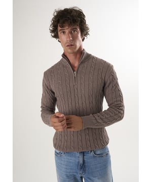 Der Felix Hardy Cable Knit Half Zipper Pullover für Herren ist ein raffiniertes Grundnahrungsmittel, das traditionelle Textur mit moderner Leichtigkeit verbindet. Der Pullover ist aus einer hochwertigen Baumwoll-Acryl-Mischung gefertigt und verfügt über ein klassisches Zopfmuster, das dem Design Tiefe und Dimension verleiht. Der Halsausschnitt mit halbem Reißverschluss bietet ein vielseitiges Styling und einfaches Layering, während gerippte Bündchen und Saum für eine sichere, strukturierte Passform sorgen. Der Pullover ist ideal für die Übergangszeit und bietet die perfekte Balance zwischen Komfort, Wärme und schlichter Eleganz - und ist damit ein ideales Kleidungsstück für legere und lässige Looks.