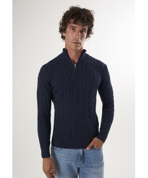 Der Felix Hardy Cable Knit Half Zipper Pullover für Herren ist ein raffiniertes Grundnahrungsmittel, das traditionelle Textur mit moderner Leichtigkeit verbindet. Der Pullover ist aus einer hochwertigen Baumwoll-Acryl-Mischung gefertigt und verfügt über ein klassisches Zopfmuster, das dem Design Tiefe und Dimension verleiht. Der Halsausschnitt mit halbem Reißverschluss bietet ein vielseitiges Styling und einfaches Layering, während gerippte Bündchen und Saum für eine sichere, strukturierte Passform sorgen. Der Pullover ist ideal für die Übergangszeit und bietet die perfekte Balance zwischen Komfort, Wärme und schlichter Eleganz - und ist damit ein ideales Kleidungsstück für legere und lässige Looks.