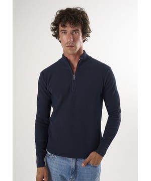 Entdecken Sie den Felix Hardy Herrenpullover mit Stehkragen und halbem Reißverschluss, der Stil und Komfort nahtlos miteinander verbindet. Dieser Pullover aus 100 % Baumwolle ist ein Beispiel für das Engagement von Felix Hardy für hochwertige Handwerkskunst und natürliche Materialien. Er hat einen geraden Schnitt für eine moderne Ästhetik und einen halben Reißverschluss für zusätzlichen Komfort. Der Pullover eignet sich perfekt für den Alltag und bietet ganztägigen Tragekomfort sowie einen eleganten, bürotauglichen Look. Er ist auch ein vielseitiges Kleidungsstück für kühleres Wetter oder die Übergangszeit. Kombinieren Sie ihn mühelos mit Chinos oder Jeans für ein lässiges Ensemble, oder tragen Sie ihn über einem Hemd oder T-Shirt für vielfältige Stylingmöglichkeiten. Erhältlich in verschiedenen Farben, um Ihren persönlichen Vorlieben gerecht zu werden, und pflegeleicht mit maschinenwaschbaren Eigenschaften, die Langlebigkeit garantieren, ohne Kompromisse beim Stil einzugehen.