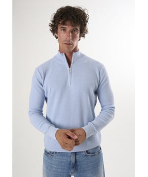 Entdecken Sie den Felix Hardy Herrenpullover mit Stehkragen und halbem Reißverschluss, der Stil und Komfort nahtlos miteinander verbindet. Dieser Pullover aus 100 % Baumwolle ist ein Beispiel für das Engagement von Felix Hardy für hochwertige Handwerkskunst und natürliche Materialien. Er hat einen geraden Schnitt für eine moderne Ästhetik und einen halben Reißverschluss für zusätzlichen Komfort. Der Pullover eignet sich perfekt für den Alltag und bietet ganztägigen Tragekomfort sowie einen eleganten, bürotauglichen Look. Er ist auch ein vielseitiges Kleidungsstück für kühleres Wetter oder die Übergangszeit. Kombinieren Sie ihn mühelos mit Chinos oder Jeans für ein lässiges Ensemble, oder tragen Sie ihn über einem Hemd oder T-Shirt für vielfältige Stylingmöglichkeiten. Erhältlich in verschiedenen Farben, um Ihren persönlichen Vorlieben gerecht zu werden, und pflegeleicht mit maschinenwaschbaren Eigenschaften, die Langlebigkeit garantieren, ohne Kompromisse beim Stil einzugehen.