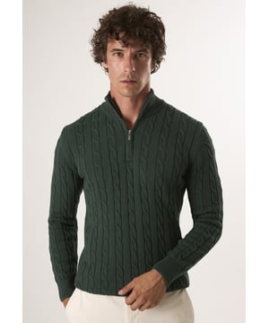 Der Felix Hardy Cable Knit Half Zipper Pullover für Herren ist ein raffiniertes Grundnahrungsmittel, das traditionelle Textur mit moderner Leichtigkeit verbindet. Der Pullover ist aus einer hochwertigen Baumwoll-Acryl-Mischung gefertigt und verfügt über ein klassisches Zopfmuster, das dem Design Tiefe und Dimension verleiht. Der Halsausschnitt mit halbem Reißverschluss bietet ein vielseitiges Styling und einfaches Layering, während gerippte Bündchen und Saum für eine sichere, strukturierte Passform sorgen. Der Pullover ist ideal für die Übergangszeit und bietet die perfekte Balance zwischen Komfort, Wärme und schlichter Eleganz - und ist damit ein ideales Kleidungsstück für legere und lässige Looks.