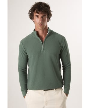 Entdecken Sie den Felix Hardy Herrenpullover mit Stehkragen und halbem Reißverschluss, der Stil und Komfort nahtlos miteinander verbindet. Dieser Pullover aus 100 % Baumwolle ist ein Beispiel für das Engagement von Felix Hardy für hochwertige Handwerkskunst und natürliche Materialien. Er hat einen geraden Schnitt für eine moderne Ästhetik und einen halben Reißverschluss für zusätzlichen Komfort. Der Pullover eignet sich perfekt für den Alltag und bietet ganztägigen Tragekomfort sowie einen eleganten, bürotauglichen Look. Er ist auch ein vielseitiges Kleidungsstück für kühleres Wetter oder die Übergangszeit. Kombinieren Sie ihn mühelos mit Chinos oder Jeans für ein lässiges Ensemble, oder tragen Sie ihn über einem Hemd oder T-Shirt für vielfältige Stylingmöglichkeiten. Erhältlich in verschiedenen Farben, um Ihren persönlichen Vorlieben gerecht zu werden, und pflegeleicht mit maschinenwaschbaren Eigenschaften, die Langlebigkeit garantieren, ohne Kompromisse beim Stil einzugehen.