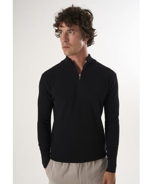 Entdecken Sie den Felix Hardy Herrenpullover mit Stehkragen und halbem Reißverschluss, der Stil und Komfort nahtlos miteinander verbindet. Dieser Pullover aus 100 % Baumwolle ist ein Beispiel für das Engagement von Felix Hardy für hochwertige Handwerkskunst und natürliche Materialien. Er hat einen geraden Schnitt für eine moderne Ästhetik und einen halben Reißverschluss für zusätzlichen Komfort. Der Pullover eignet sich perfekt für den Alltag und bietet ganztägigen Tragekomfort sowie einen eleganten, bürotauglichen Look. Er ist auch ein vielseitiges Kleidungsstück für kühleres Wetter oder die Übergangszeit. Kombinieren Sie ihn mühelos mit Chinos oder Jeans für ein lässiges Ensemble, oder tragen Sie ihn über einem Hemd oder T-Shirt für vielfältige Stylingmöglichkeiten. Erhältlich in verschiedenen Farben, um Ihren persönlichen Vorlieben gerecht zu werden, und pflegeleicht mit maschinenwaschbaren Eigenschaften, die Langlebigkeit garantieren, ohne Kompromisse beim Stil einzugehen.