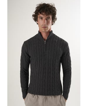 Der Felix Hardy Cable Knit Half Zipper Pullover für Herren ist ein raffiniertes Grundnahrungsmittel, das traditionelle Textur mit moderner Leichtigkeit verbindet. Der Pullover ist aus einer hochwertigen Baumwoll-Acryl-Mischung gefertigt und verfügt über ein klassisches Zopfmuster, das dem Design Tiefe und Dimension verleiht. Der Halsausschnitt mit halbem Reißverschluss bietet ein vielseitiges Styling und einfaches Layering, während gerippte Bündchen und Saum für eine sichere, strukturierte Passform sorgen. Der Pullover ist ideal für die Übergangszeit und bietet die perfekte Balance zwischen Komfort, Wärme und schlichter Eleganz - und ist damit ein ideales Kleidungsstück für legere und lässige Looks.