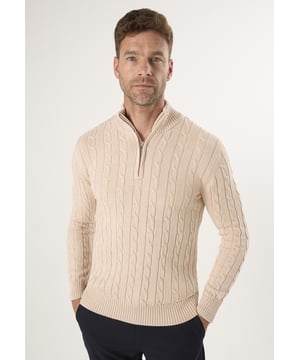 Der Felix Hardy Cable Knit Half Zipper Pullover für Herren ist ein raffiniertes Grundnahrungsmittel, das traditionelle Textur mit moderner Leichtigkeit verbindet. Der Pullover ist aus einer hochwertigen Baumwoll-Acryl-Mischung gefertigt und verfügt über ein klassisches Zopfmuster, das dem Design Tiefe und Dimension verleiht. Der Halsausschnitt mit halbem Reißverschluss bietet ein vielseitiges Styling und einfaches Layering, während gerippte Bündchen und Saum für eine sichere, strukturierte Passform sorgen. Der Pullover ist ideal für die Übergangszeit und bietet die perfekte Balance zwischen Komfort, Wärme und schlichter Eleganz - und ist damit ein ideales Kleidungsstück für legere und lässige Looks.