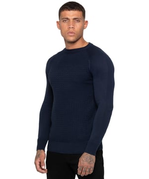 Der Enzo Milano Strickpullover mit Rundhalsausschnitt vereint Komfort und Raffinesse und ist eine vielseitige Ergänzung für Ihre Garderobe. Die strukturierte Stricktextur verleiht ihm Tiefe und Charakter, während die Raglanärmel für eine entspannte, sportlich inspirierte Passform sorgen. Rippbündchen an Ärmeln, Saum und Halsausschnitt sorgen für ein sauberes Finish, das durch das charakteristische Enzo-Plakettenabzeichen am Saum ergänzt wird.