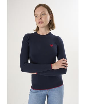 Der Damen-Strickpullover mit Rundhalsausschnitt ist ein zeitloses Basic, das Schlichtheit mit Tragekomfort für jeden Tag verbindet. Er ist aus einem weichen, atmungsaktiven Strickstoff gefertigt und bietet ein angenehmes Tragegefühl, das sich perfekt für jede Jahreszeit eignet. Der klassische Rundhalsausschnitt sorgt für einen cleanen, modernen Touch, während die lockere, aber figurbetonte Passform ihn ideal für solo oder zum Überziehen über Hemden oder T-Shirts macht. Gerippte Bündchen und Saum sorgen für Formbeständigkeit und verleihen der Silhouette eine dezente Struktur. Ob im Büro oder bei einem entspannten Tag unterwegs – dieser Pullover ist ein vielseitiges Teil, das Sie immer wieder gerne tragen werden.