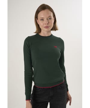 Der Damen-Strickpullover mit Rundhalsausschnitt ist ein zeitloses Basic, das Schlichtheit mit Tragekomfort für jeden Tag verbindet. Er ist aus einem weichen, atmungsaktiven Strickstoff gefertigt und bietet ein angenehmes Tragegefühl, das sich perfekt für jede Jahreszeit eignet. Der klassische Rundhalsausschnitt sorgt für einen cleanen, modernen Touch, während die lockere, aber figurbetonte Passform ihn ideal für solo oder zum Überziehen über Hemden oder T-Shirts macht. Gerippte Bündchen und Saum sorgen für Formbeständigkeit und verleihen der Silhouette eine dezente Struktur. Ob im Büro oder bei einem entspannten Tag unterwegs – dieser Pullover ist ein vielseitiges Teil, das Sie immer wieder gerne tragen werden.