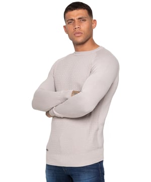 Combinando sin esfuerzo comodidad y sofisticación, el Jersey de Punto con Cuello Redondo Enzo Milano es una adición versátil a tu armario. La textura de punto aporta profundidad y carácter, mientras que las mangas raglán ofrecen un ajuste relajado de inspiración deportiva. Los puños, el dobladillo y el cuello acanalados garantizan un acabado impecable, complementado con la placa distintiva de Enzo cerca del dobladillo.