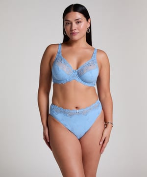 Deze niet-voorgevormde beugel bh is uitgevoerd in een ondoorzichtige stof en aan de bovenzijde afgewerkt met semi-transparant kant. De cups zijn versierd met een elegant bloemenpatroon. Maak je set compleet met de bijpassende Diva slip.