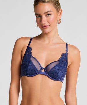 Bij deze bh draait alles om een natuurlijke vorm en extra elegantie. Ontworpen met volledig bedekkende cups voor zachte ondersteuning en een flatterende pasvorm. De bh is gemaakt van kant en mesh dat je nauwelijks voelt. Combineer met het bijpassende broekje voor een complete look.