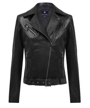 Entworfen, um zu formen. Gemacht, um zu stärken. Die Felix Hardy Damen-Lederjacke mit Reißverschluss und Contour Fit verbindet präzise Schneiderkunst mit kraftvoller Femininität. Aus weichem Kunstleder gefertigt, bietet sie eine figurbetonte Silhouette, die die Taille betont und ein elegantes, schlankes Profil schafft. Der Reißverschluss vorn sorgt für einen modernen Touch, während das minimalistische Design den Fokus auf den Schnitt legt – klar, selbstbewusst und kompromisslos. Vom Tag bis in die Nacht tragbar – ob über einem Kleid oder kombiniert mit einer hoch taillierten Hose. Diese Jacke ist mehr als ein Kleidungsstück. Sie ist ein Statement – perfekt geschnitten.
