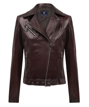 Entworfen, um zu formen. Gemacht, um zu stärken. Die Felix Hardy Damen-Lederjacke mit Reißverschluss und Contour Fit verbindet präzise Schneiderkunst mit kraftvoller Femininität. Aus weichem Kunstleder gefertigt, bietet sie eine figurbetonte Silhouette, die die Taille betont und ein elegantes, schlankes Profil schafft. Der Reißverschluss vorn sorgt für einen modernen Touch, während das minimalistische Design den Fokus auf den Schnitt legt – klar, selbstbewusst und kompromisslos. Vom Tag bis in die Nacht tragbar – ob über einem Kleid oder kombiniert mit einer hoch taillierten Hose. Diese Jacke ist mehr als ein Kleidungsstück. Sie ist ein Statement – perfekt geschnitten.