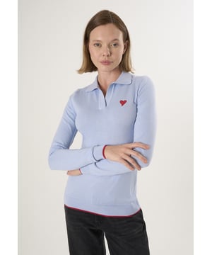 Der Damen-Strickpullover mit Rollkragen ist die perfekte Mischung aus Eleganz und Komfort und damit eine vielseitige Ergänzung für jede Garderobe. Er ist aus einem weichen, atmungsaktiven Strickstoff gefertigt und verfügt über einen klassischen Polokragen, der für einen raffinierten und dennoch lässigen Look sorgt. Der strukturierte Ausschnitt und die klaren Linien unterstreichen seine zeitlose Ausstrahlung, während die bequeme Passform das Tragen im Lagenlook oder solo ermöglicht. Gerippte Bündchen und Saum sorgen für Formbeständigkeit und einen eleganten Abschluss. Ob im Büro oder in der Freizeit – dieser Pullover überzeugt durch mühelose Eleganz und Alltagstauglichkeit.