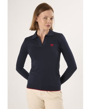 Der Damen-Strickpullover mit Rollkragen ist die perfekte Mischung aus Eleganz und Komfort und damit eine vielseitige Ergänzung für jede Garderobe. Er ist aus einem weichen, atmungsaktiven Strickstoff gefertigt und verfügt über einen klassischen Polokragen, der für einen raffinierten und dennoch lässigen Look sorgt. Der strukturierte Ausschnitt und die klaren Linien unterstreichen seine zeitlose Ausstrahlung, während die bequeme Passform das Tragen im Lagenlook oder solo ermöglicht. Gerippte Bündchen und Saum sorgen für Formbeständigkeit und einen eleganten Abschluss. Ob im Büro oder in der Freizeit – dieser Pullover überzeugt durch mühelose Eleganz und Alltagstauglichkeit.