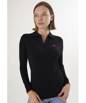 Der Damen-Strickpullover mit Rollkragen ist die perfekte Mischung aus Eleganz und Komfort und damit eine vielseitige Ergänzung für jede Garderobe. Er ist aus einem weichen, atmungsaktiven Strickstoff gefertigt und verfügt über einen klassischen Polokragen, der für einen raffinierten und dennoch lässigen Look sorgt. Der strukturierte Ausschnitt und die klaren Linien unterstreichen seine zeitlose Ausstrahlung, während die bequeme Passform das Tragen im Lagenlook oder solo ermöglicht. Gerippte Bündchen und Saum sorgen für Formbeständigkeit und einen eleganten Abschluss. Ob im Büro oder in der Freizeit – dieser Pullover überzeugt durch mühelose Eleganz und Alltagstauglichkeit.
