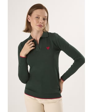Der Damen-Strickpullover mit Rollkragen ist die perfekte Mischung aus Eleganz und Komfort und damit eine vielseitige Ergänzung für jede Garderobe. Er ist aus einem weichen, atmungsaktiven Strickstoff gefertigt und verfügt über einen klassischen Polokragen, der für einen raffinierten und dennoch lässigen Look sorgt. Der strukturierte Ausschnitt und die klaren Linien unterstreichen seine zeitlose Ausstrahlung, während die bequeme Passform das Tragen im Lagenlook oder solo ermöglicht. Gerippte Bündchen und Saum sorgen für Formbeständigkeit und einen eleganten Abschluss. Ob im Büro oder in der Freizeit – dieser Pullover überzeugt durch mühelose Eleganz und Alltagstauglichkeit.