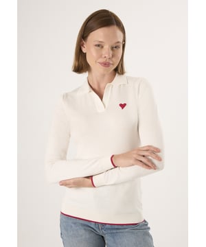 Der Damen-Strickpullover mit Rollkragen ist die perfekte Mischung aus Eleganz und Komfort und damit eine vielseitige Ergänzung für jede Garderobe. Er ist aus einem weichen, atmungsaktiven Strickstoff gefertigt und verfügt über einen klassischen Polokragen, der für einen raffinierten und dennoch lässigen Look sorgt. Der strukturierte Ausschnitt und die klaren Linien unterstreichen seine zeitlose Ausstrahlung, während die bequeme Passform das Tragen im Lagenlook oder solo ermöglicht. Gerippte Bündchen und Saum sorgen für Formbeständigkeit und einen eleganten Abschluss. Ob im Büro oder in der Freizeit – dieser Pullover überzeugt durch mühelose Eleganz und Alltagstauglichkeit.