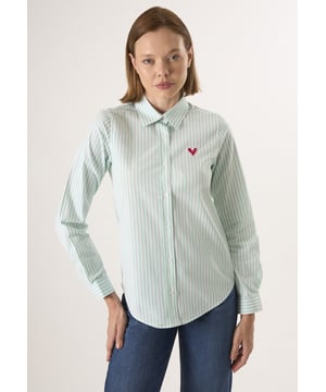 Das Felix Hardy Damen-Langarmhemd mit Streifen kombiniert zeitlosen Stil mit modernem Komfort. Dieses Hemd aus weichem, atmungsaktivem Stoff sorgt für eine bequeme Passform und einen gepflegten Look. Das klassische Streifenmuster verleiht ihm einen Hauch von Eleganz, sodass es sowohl für den Beruf als auch für die Freizeit geeignet ist. Mit seiner geknöpften Vorderseite und dem knackigen Kragen bietet es eine strukturierte, schmeichelhafte Silhouette. Die langen Ärmel können für einen lässigeren Look hochgekrempelt werden, wodurch das Shirt vielseitig für verschiedene Anlässe eingesetzt werden kann. Ob zu Hosen, Röcken oder Jeans – dieses gestreifte Shirt ist ein vielseitiges Basic, das Stil und Komfort mühelos vereint.