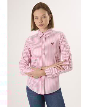Das Felix Hardy Damen-Langarmhemd mit Streifen kombiniert zeitlosen Stil mit modernem Komfort. Dieses Hemd aus weichem, atmungsaktivem Stoff sorgt für eine bequeme Passform und einen gepflegten Look. Das klassische Streifenmuster verleiht ihm einen Hauch von Eleganz, sodass es sowohl für den Beruf als auch für die Freizeit geeignet ist. Mit seiner geknöpften Vorderseite und dem knackigen Kragen bietet es eine strukturierte, schmeichelhafte Silhouette. Die langen Ärmel können für einen lässigeren Look hochgekrempelt werden, wodurch das Shirt vielseitig für verschiedene Anlässe eingesetzt werden kann. Ob zu Hosen, Röcken oder Jeans – dieses gestreifte Shirt ist ein vielseitiges Basic, das Stil und Komfort mühelos vereint.
