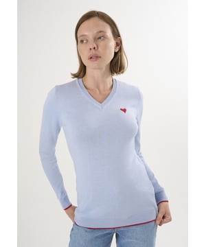 Der V-Ausschnitt-Strickpullover für Damen ist ein zeitloses Must-have für Ihre Garderobe, das Komfort und Eleganz vereint. Er ist aus einem weichen, atmungsaktiven Strickstoff gefertigt und fühlt sich den ganzen Tag lang angenehm auf der Haut an. Der V-Ausschnitt sorgt für eine feminine Silhouette, während die Raglanärmel und die lockere Passform Bewegungsfreiheit und einen schmeichelhaften Look bieten. Die gerippten Bündchen und der Saum sorgen dafür, dass das Kleidungsstück seine Form behält und verleihen dem Gesamtdesign einen dezenten sportlichen Touch. Dieser Pullover eignet sich für alle Gelegenheiten, vom Alltag bis zum Büro, und ist eine stilvolle Option für jede Jahreszeit. ChatGPT’ye sor