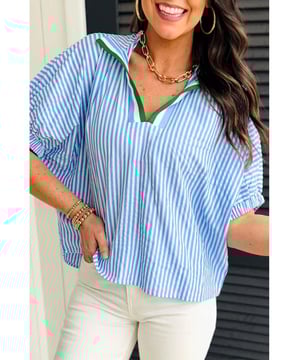 Lichtblauwe gestreepte blouse  
Slankmakende verticale strepen  
Uniek splitnekontwerp  
Comfortabele dolmanmouwen voor een relaxte pasvorm  
Materiaal: 50% polyester, 50% katoen