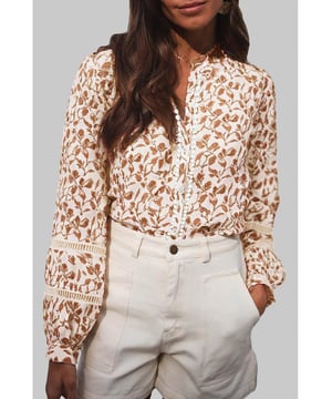 Kenmerkt zich door een bloemenprintontwerp  
Ontworpen met lange mouwen  
Versierd met delicate kantdetails  
Biedt een stijlvolle en comfortabele pasvorm  
Materiaal: 100% Viscose