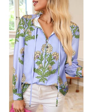 Kenmerken een geweven structuur  
Ontworpen met lange mouwen  
Versierd met een bloemenprint  
Inclusief strikdetails voor extra flair  
Materiaal: 100% Polyester