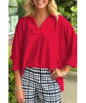 Vloeiende ontwerp voor een comfortabele pasvorm  
V-hals voor een flatterende look  
Driekwartmouwen met smockmanchetten  
Geschikt voor casual gelegenheden  
Materiaal: 100% Polyester
