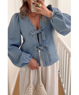 Bevat een stijlvolle striksluiting.  
Ontworpen met trendy ballonmouwen.  
Biedt een moderne en modieuze uitstraling.  
Materiaal: 85% Katoen 15% Polyester