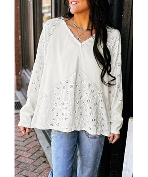 Tricot top  
V-hals ontwerp  
Lang mouw stijl  
Ooglet details  
Materiaal: 92% Polyester 8% Elastaan