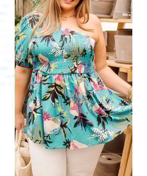 Plus size babydoll blouse  
Charmant bloemenpatroon  
Flatters stijl babydoll  
Gerimpelde lijfje voor een verbeterde silhouet  
Vloeiende pasvorm voor comfort  
Enkele pof korte mouwen voor een vrouwelijke touch  
Materiaal: 100% polyester