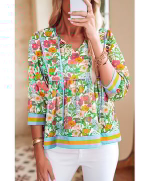 Kenmerkt zich door een bloemenprint.  
Ontworpen met een striknek.  
Beschikt over elegante styling.  
Heeft een V-hals.  
Heeft driekwartmouwen.  
Materiaal: 100% Polyester