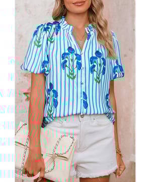 Lichtblauwe gestreepte bloemenprint  
  Knopsluiting aan de voorkant  
  Fijn gesneden halslijn met ruffles  
  Puffy mouwen  
  Ideaal voor de zomer  
Materiaal: 100% Polyester