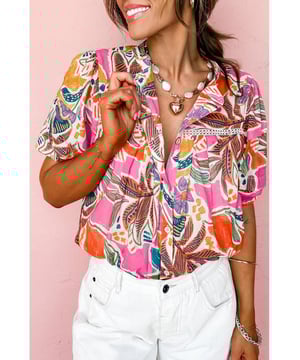 Knopsluiting stijl  
Korte mouwen  
Bloemenprint  
Materiaal: 100% Polyester