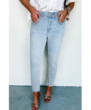 Comfortable denim fabric
  Ankle length
  Distressed hem
Material: 65% Cotton 33% Polyester 2% Elastane