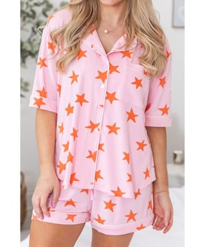 Conjunto de dos piezas: camisa de manga corta y pantalones cortos.
  Camisa abotonada.
  Tejido opaco para una cobertura total.
  No se estira.
  Composicion del material: 95% poliester 5% elastano.
  Instrucciones de cuidado: Lavar a maquina con agua fria secar en secadora a temperatura baja.
  Importado.