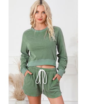 Juego de salon de dos piezas.
  Top de manga larga con cuello redondo.
  Pantalones cortos con cordon.
  Material ligeramente elastico.
  90% poliester 10% elastano.
  Lavar a maquina con agua fria.
  Secar en secadora a temperatura baja.
  Importado.