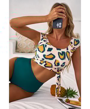 Our styles are designed with a trendy fitted look in mind following an international size standard. For the best fit we suggest choosing one size up from your usual. Be sure to check our sizing chart to find your perfect match!
  Green leopard print bikini set
  U neck top with removable cup pads
  Knotted side detail on the bikini top
  High waist with full coverage back
Material: 85% Polyester 15% Elastane