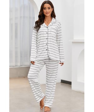 Conjunto de salon de camiseta de manga larga y pantalon con cuello en V a rayas.
  Cordon para ajuste ajustable.
  Conjunto de dos piezas.
  Material opaco.
  Ligeramente elastico.
  Hecho de 95% poliester 5% elastano.
  Lavar a maquina con agua fria secar en secadora a baja temperatura.
  Importado.