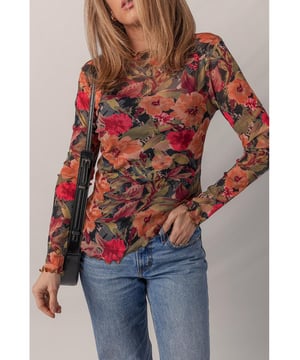 Long sleeve design
  Features a beautiful floral pattern
  Designed for everyday wear
Material: 95% Polyester 5% Elastane